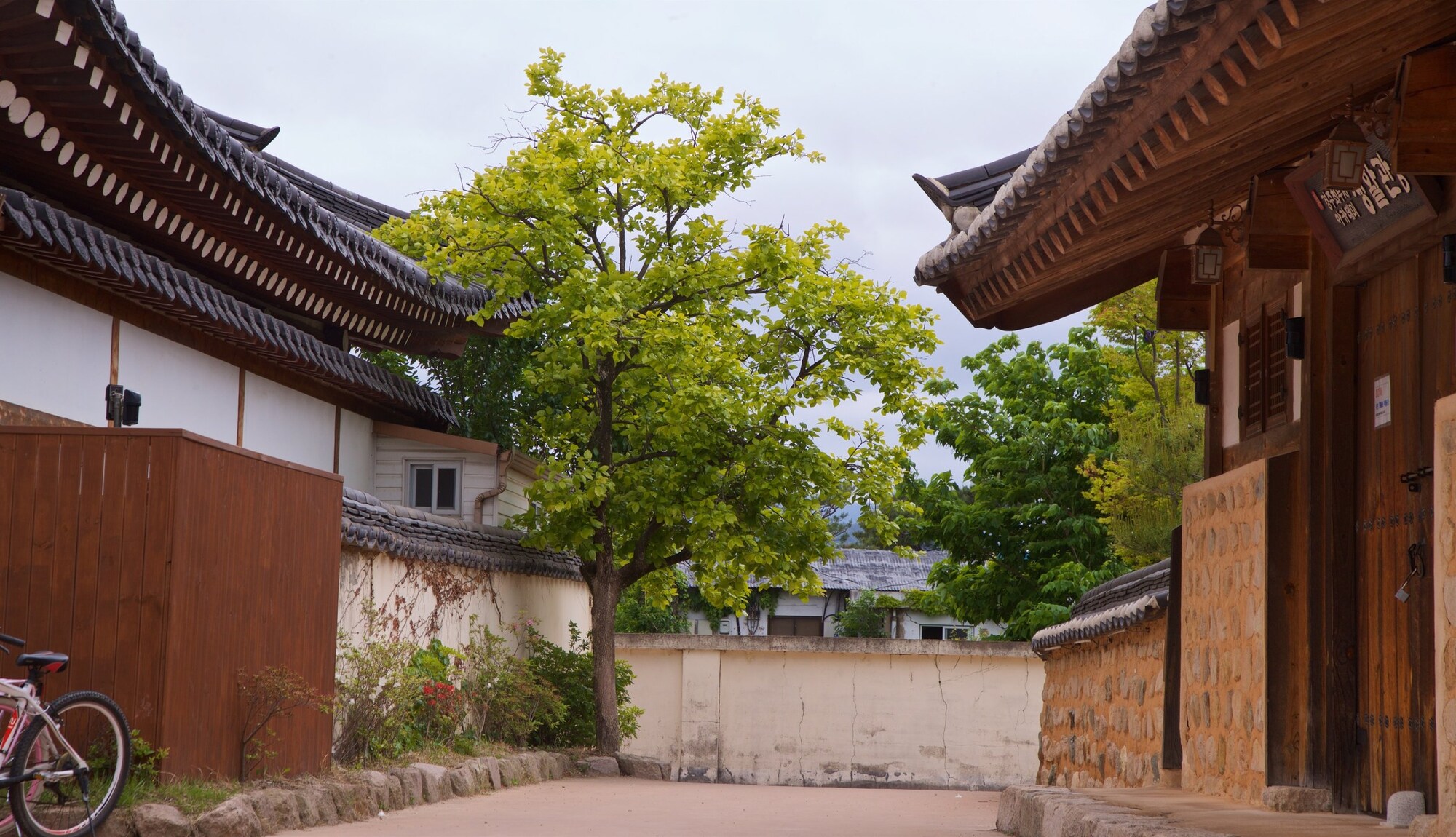 https://mdw-travel-data-us-east-1.s3.amazonaws.com/img/country/South-Korea/Gyochon-Traditional-Village/img_01.jpg