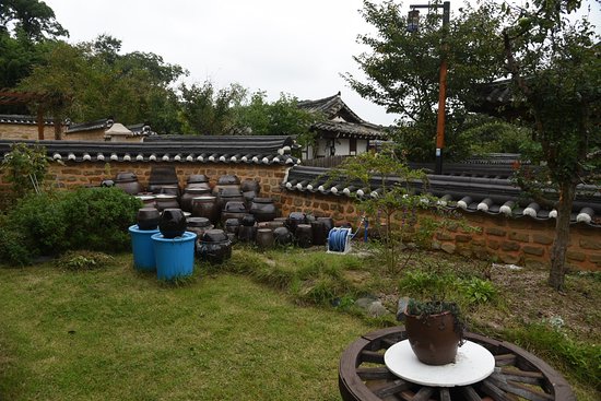 https://mdw-travel-data-us-east-1.s3.amazonaws.com/img/country/South-Korea/Gyochon-Traditional-Village/img_02.jpg