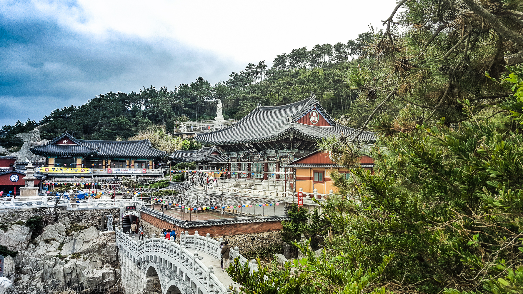 https://mdw-travel-data-us-east-1.s3.amazonaws.com/img/country/South-Korea/Haedong-Yonggung-Temple/img_02.jpg