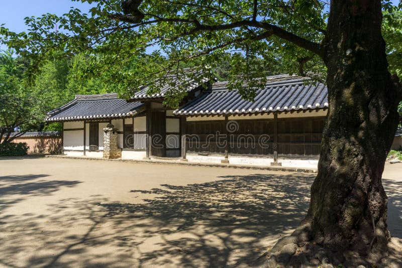https://mdw-travel-data-us-east-1.s3.amazonaws.com/img/country/South-Korea/Heo-Gyun-and-Heo-Nanseolheon-Memorial-Park/img_00.jpg