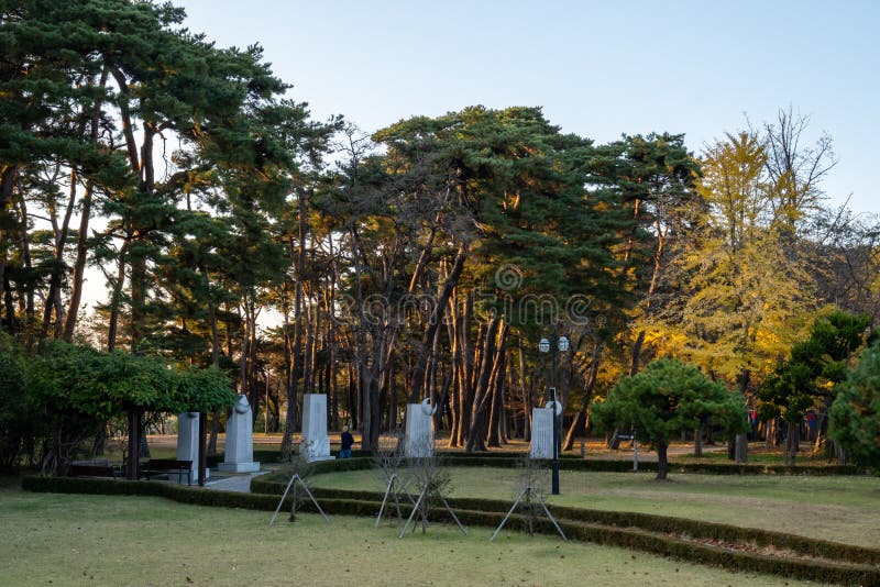 https://mdw-travel-data-us-east-1.s3.amazonaws.com/img/country/South-Korea/Heo-Gyun-and-Heo-Nanseolheon-Memorial-Park/img_02.jpg