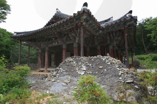 https://mdw-travel-data-us-east-1.s3.amazonaws.com/img/country/South-Korea/Heungguksa-Temple/img_01.jpg