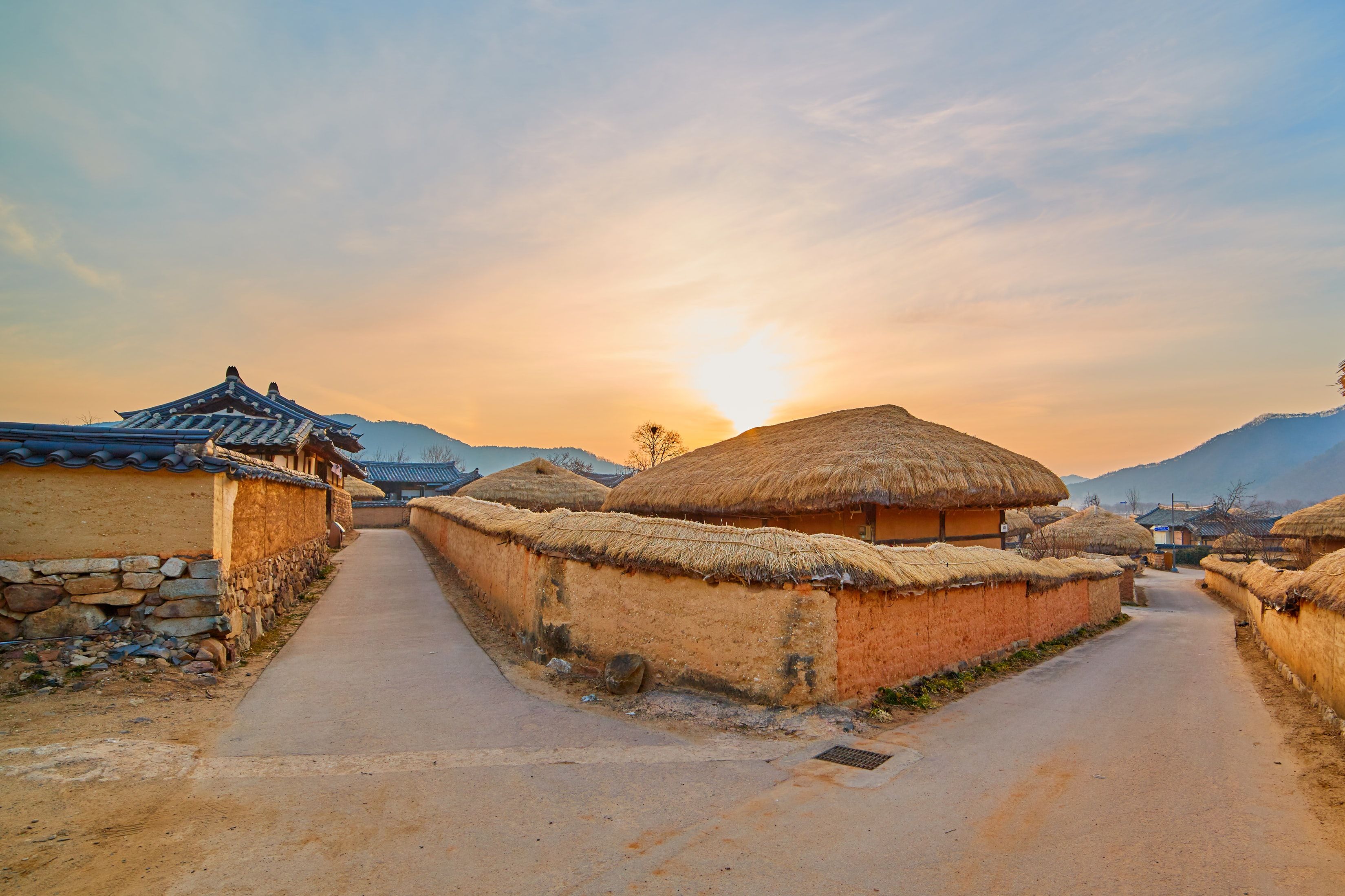 https://mdw-travel-data-us-east-1.s3.amazonaws.com/img/country/South-Korea/Himchari-Cultural-Village/img_02.jpg
