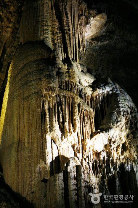 https://mdw-travel-data-us-east-1.s3.amazonaws.com/img/country/South-Korea/Hwaamdonggul-Cave/img_00.jpg