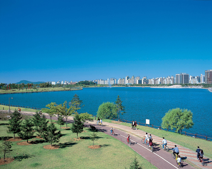https://mdw-travel-data-us-east-1.s3.amazonaws.com/img/country/South-Korea/Ilsan-Lake-Park/img_00.jpg