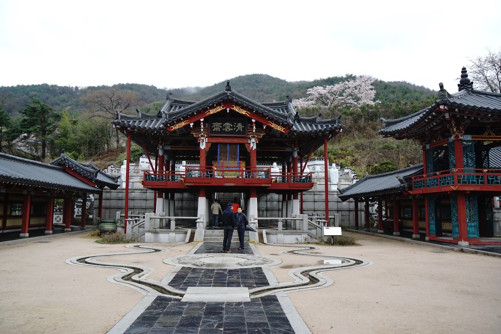 https://mdw-travel-data-us-east-1.s3.amazonaws.com/img/country/South-Korea/Jangsu-Silla-Millennium-Park/img_03.jpg