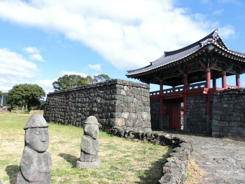 https://mdw-travel-data-us-east-1.s3.amazonaws.com/img/country/South-Korea/Jeju-Folk-Village-Museum/img_04.jpg