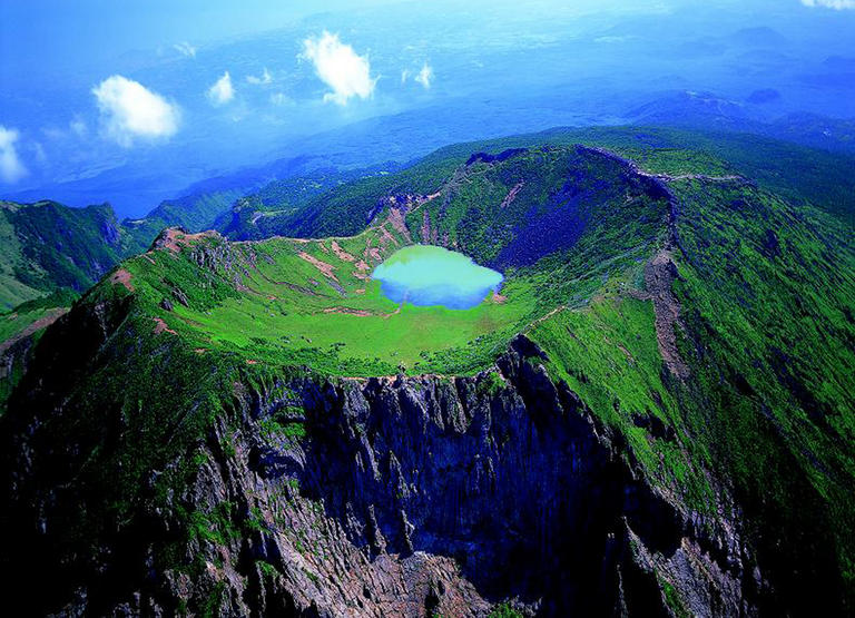 https://mdw-travel-data-us-east-1.s3.amazonaws.com/img/country/South-Korea/Jeju-Island-Horse-Riding-Park/img_03.jpg