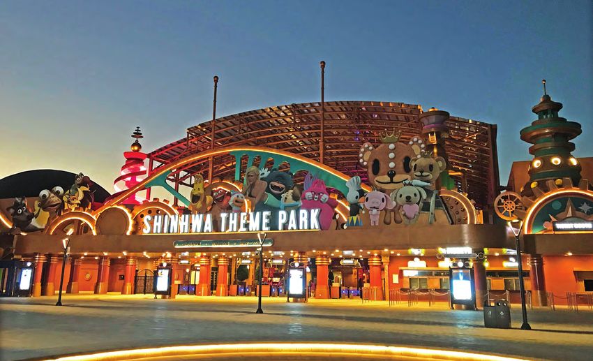 https://mdw-travel-data-us-east-1.s3.amazonaws.com/img/country/South-Korea/Jeju-Shinhwa-World/img_01.jpg
