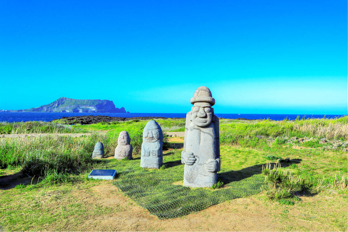 https://mdw-travel-data-us-east-1.s3.amazonaws.com/img/country/South-Korea/Jeju-Stone-Park/img_01.jpg