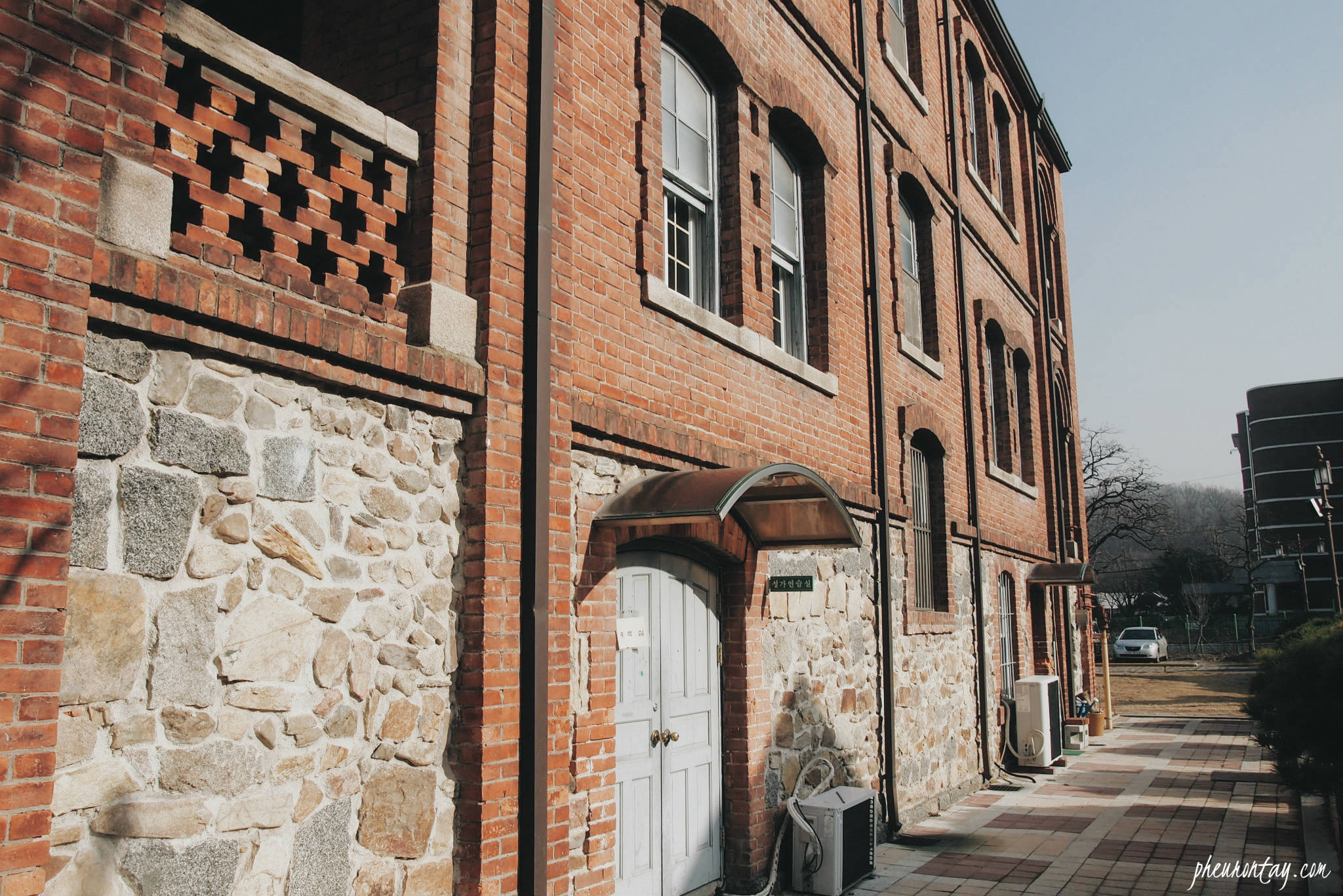 https://mdw-travel-data-us-east-1.s3.amazonaws.com/img/country/South-Korea/Jeondong-Catholic-Cathedral/img_00.jpg