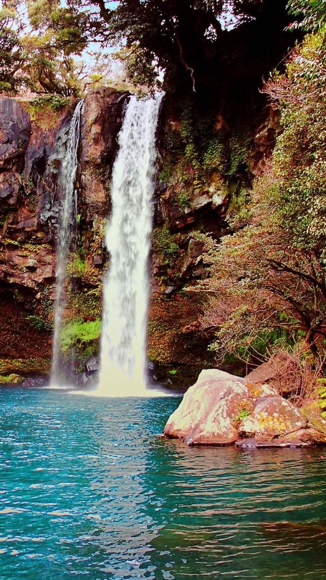 https://mdw-travel-data-us-east-1.s3.amazonaws.com/img/country/South-Korea/Jeongbang-Waterfall/img_02.jpg