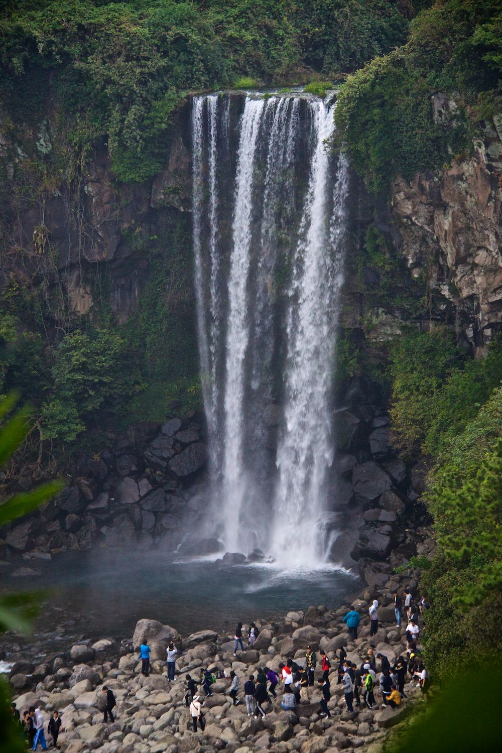 https://mdw-travel-data-us-east-1.s3.amazonaws.com/img/country/South-Korea/Jeongbang-Waterfall/img_04.jpg