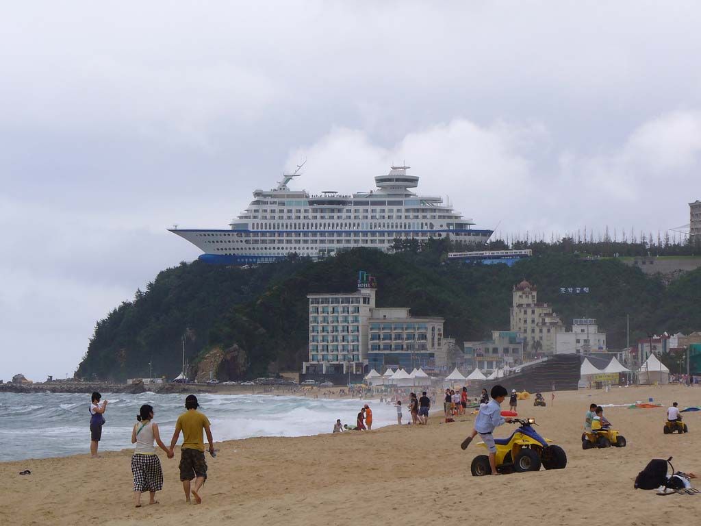 https://mdw-travel-data-us-east-1.s3.amazonaws.com/img/country/South-Korea/Jeongdongjin-Beach/img_01.jpg