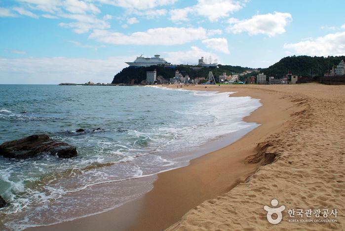 https://mdw-travel-data-us-east-1.s3.amazonaws.com/img/country/South-Korea/Jeongdongjin-Beach/img_02.jpg
