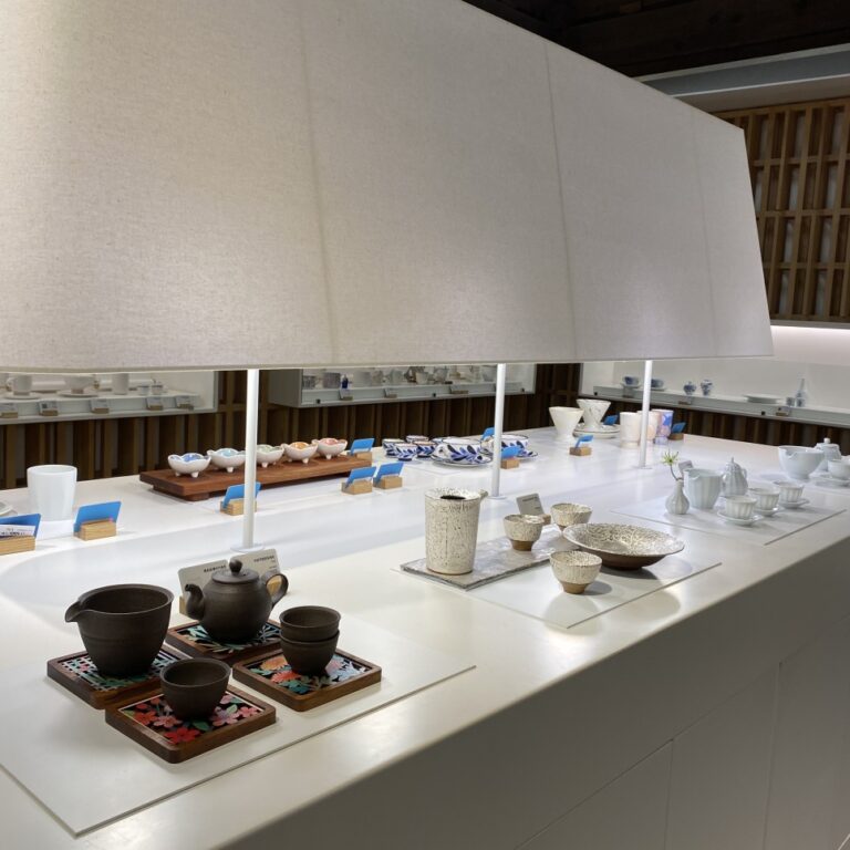 https://mdw-travel-data-us-east-1.s3.amazonaws.com/img/country/South-Korea/Jeonju-Crafts-Exhibition-Hall/img_01.jpg