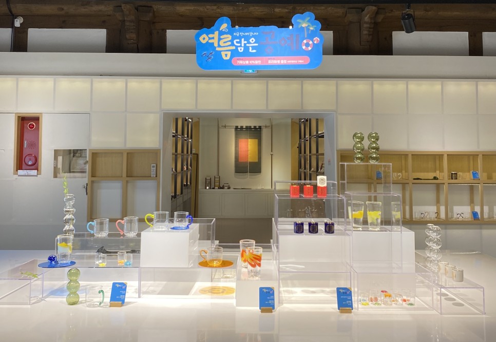 https://mdw-travel-data-us-east-1.s3.amazonaws.com/img/country/South-Korea/Jeonju-Crafts-Exhibition-Hall/img_02.jpg