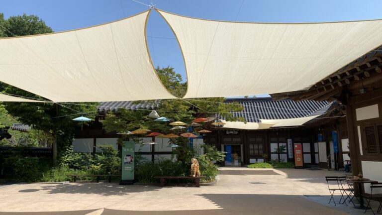 https://mdw-travel-data-us-east-1.s3.amazonaws.com/img/country/South-Korea/Jeonju-Crafts-Exhibition-Hall/img_03.jpg