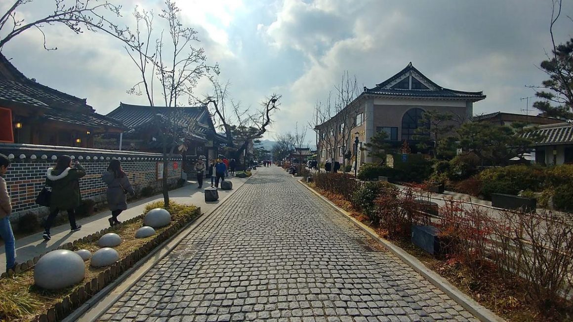https://mdw-travel-data-us-east-1.s3.amazonaws.com/img/country/South-Korea/Jeonju-Movie-Theater-Street/img_01.jpg