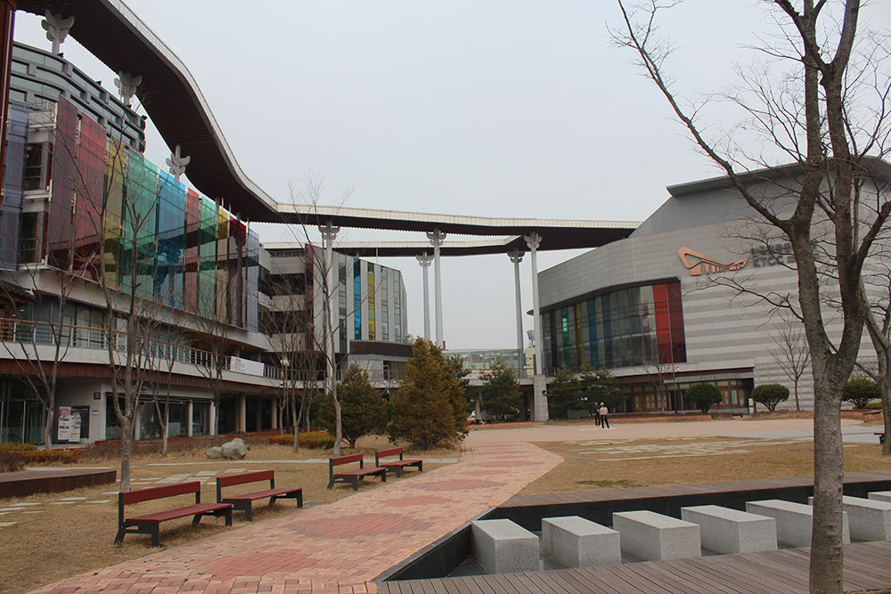 https://mdw-travel-data-us-east-1.s3.amazonaws.com/img/country/South-Korea/Jeonju-Traditional-Culture-Center/img_02.jpg