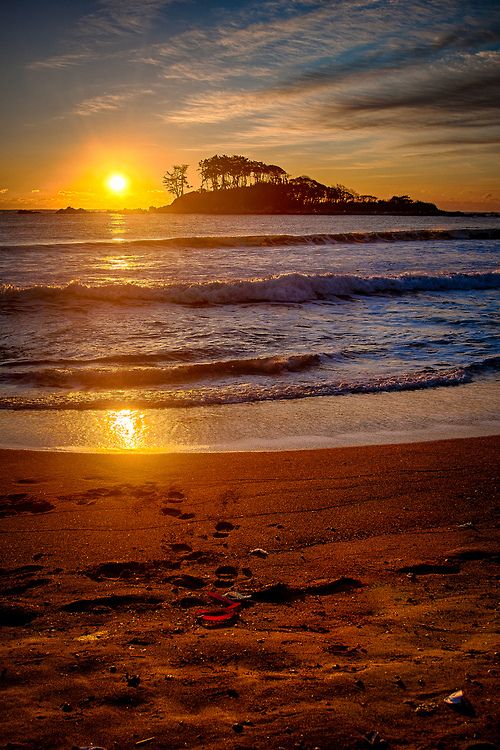 https://mdw-travel-data-us-east-1.s3.amazonaws.com/img/country/South-Korea/Jinha-Beach/img_01.jpg