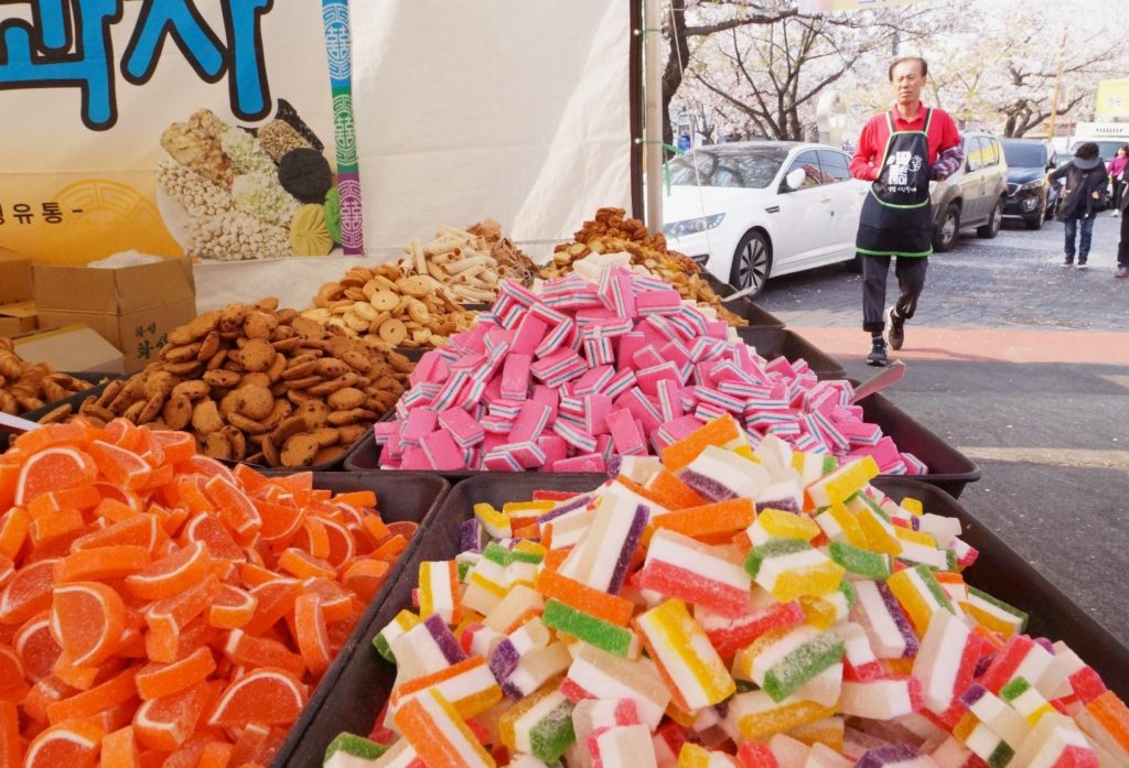 https://mdw-travel-data-us-east-1.s3.amazonaws.com/img/country/South-Korea/Jinhae-Gunhangje-Festival/img_01.jpg