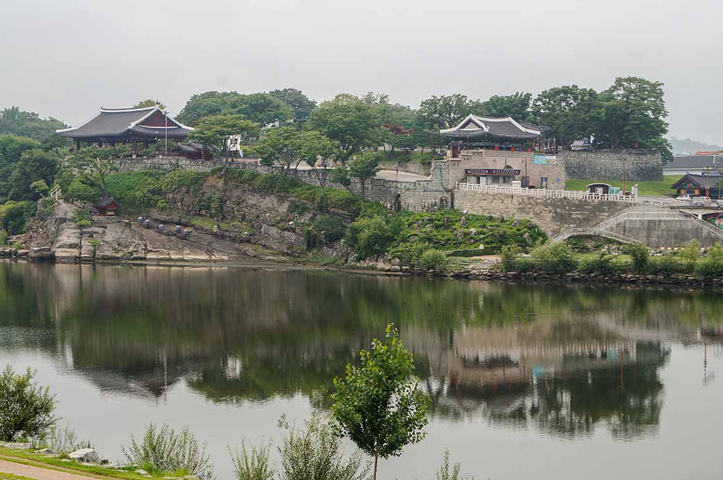 https://mdw-travel-data-us-east-1.s3.amazonaws.com/img/country/South-Korea/Jinjuseong-Fortress/img_03.jpg