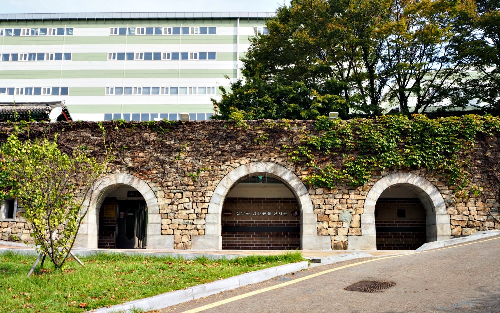 https://mdw-travel-data-us-east-1.s3.amazonaws.com/img/country/South-Korea/Jinnamgwan-Hall/img_00.jpg