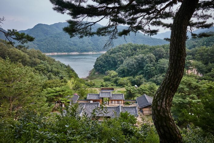 https://mdw-travel-data-us-east-1.s3.amazonaws.com/img/country/South-Korea/Jirye-Art-Village/img_00.jpg