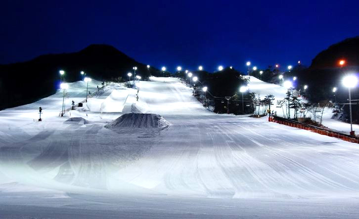 https://mdw-travel-data-us-east-1.s3.amazonaws.com/img/country/South-Korea/Jisan-Forest-Ski-Resort/img_01.jpg