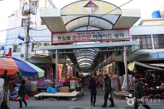 https://mdw-travel-data-us-east-1.s3.amazonaws.com/img/country/South-Korea/Jukdo-Market/img_02.jpg