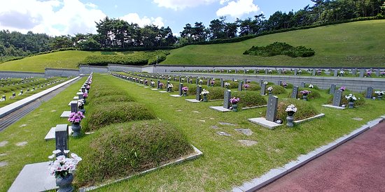 https://mdw-travel-data-us-east-1.s3.amazonaws.com/img/country/South-Korea/May-18th-National-Cemetery/img_01.jpg