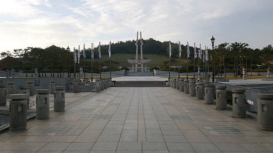 https://mdw-travel-data-us-east-1.s3.amazonaws.com/img/country/South-Korea/May-18th-National-Cemetery/img_02.jpg