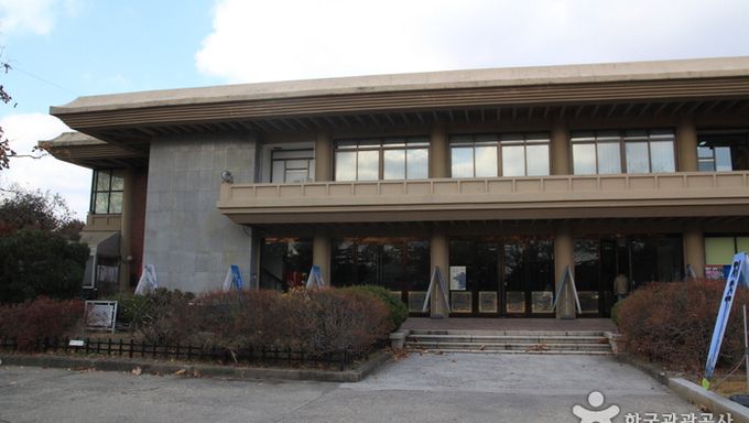 https://mdw-travel-data-us-east-1.s3.amazonaws.com/img/country/South-Korea/Mok-Jae-hyeon-Memorial-Hall/img_02.jpg