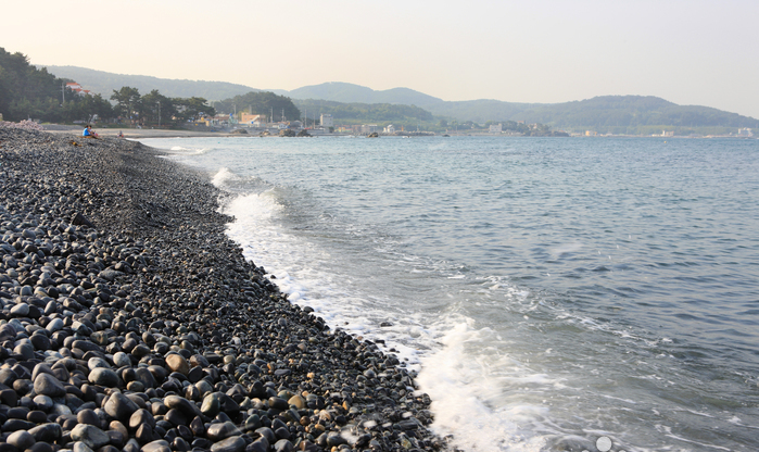 https://mdw-travel-data-us-east-1.s3.amazonaws.com/img/country/South-Korea/Mongdol-Beach/img_00.jpg