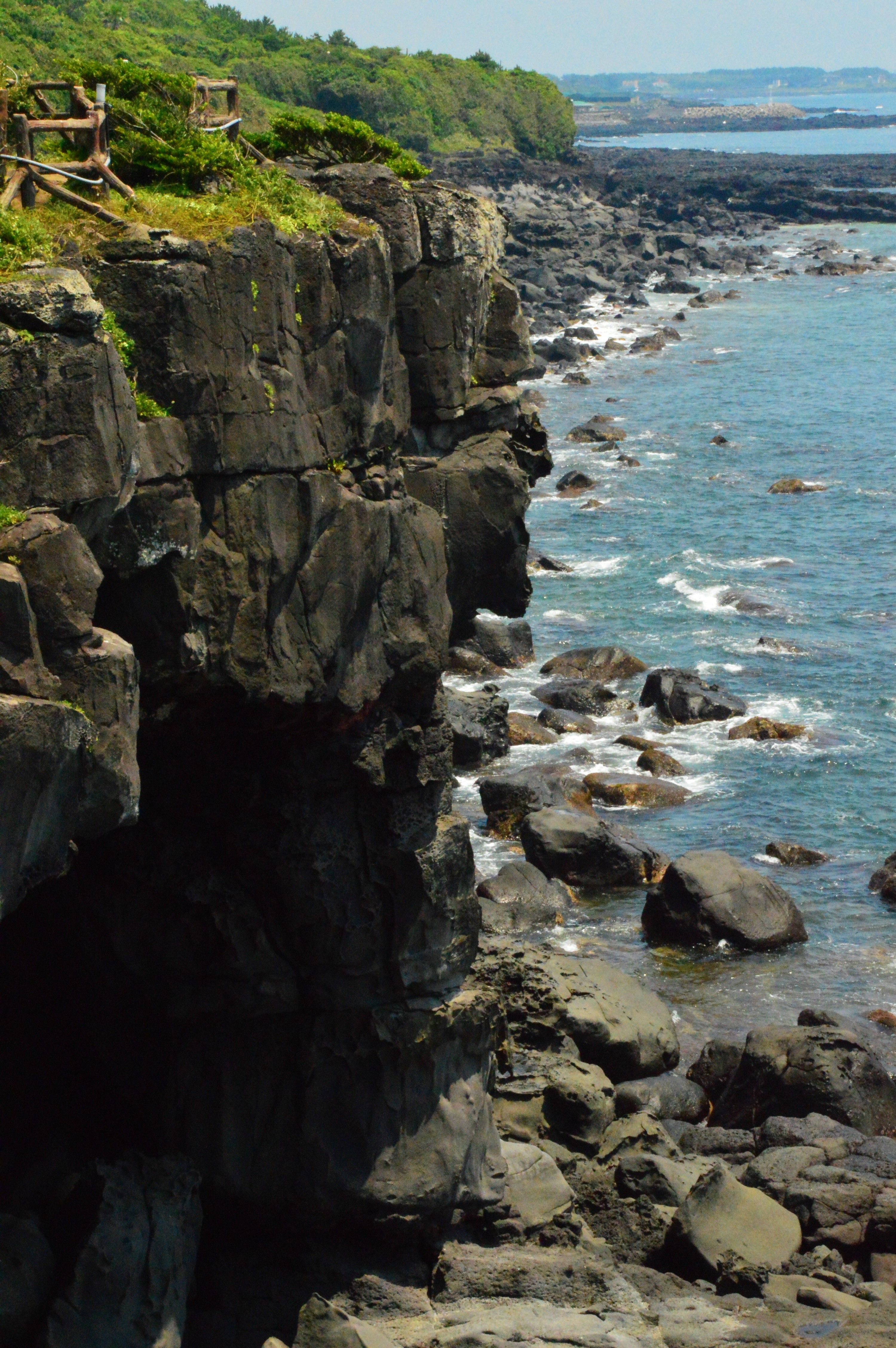 https://mdw-travel-data-us-east-1.s3.amazonaws.com/img/country/South-Korea/Mugeoduk-Beach/img_01.jpg