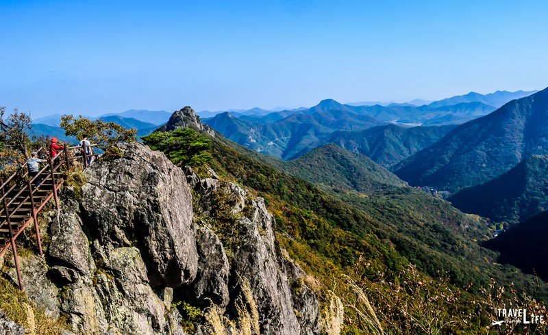 https://mdw-travel-data-us-east-1.s3.amazonaws.com/img/country/South-Korea/Naejangsan-National-Park/img_03.jpg