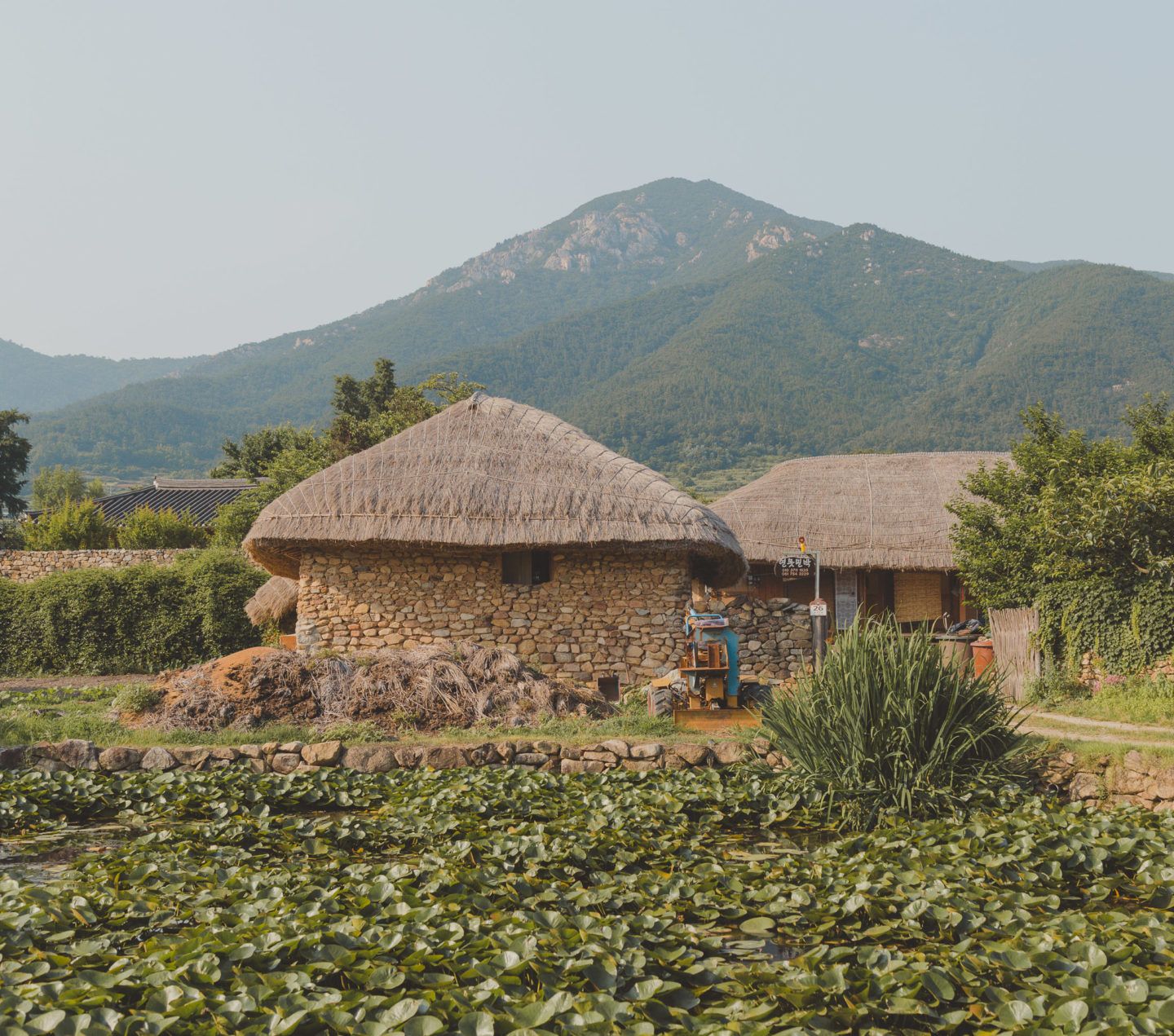 https://mdw-travel-data-us-east-1.s3.amazonaws.com/img/country/South-Korea/Naganeupseong-Folk-Village/img_01.jpg