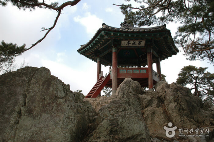 https://mdw-travel-data-us-east-1.s3.amazonaws.com/img/country/South-Korea/Nakhwaam-Rock/img_03.jpg