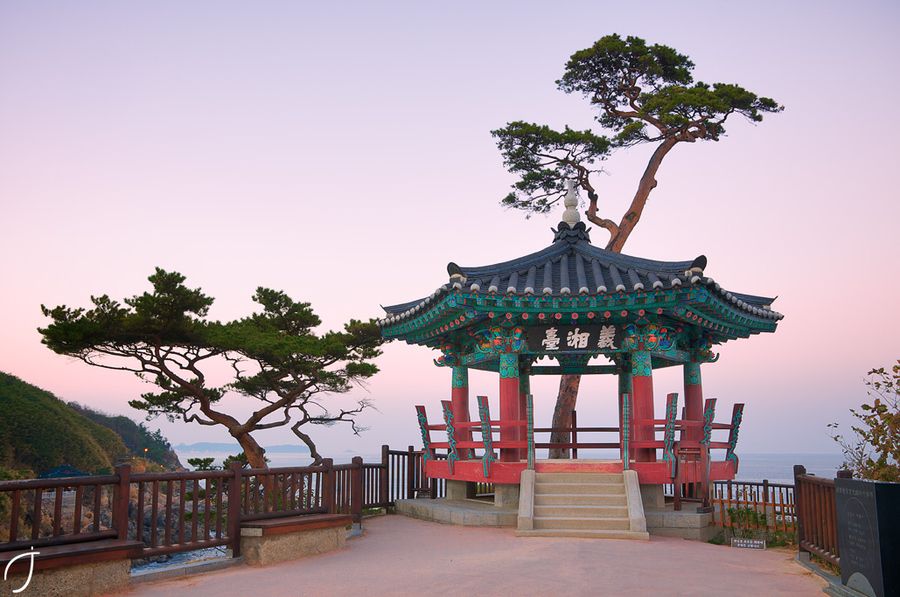 https://mdw-travel-data-us-east-1.s3.amazonaws.com/img/country/South-Korea/Naksansa-Temple/img_02.jpg