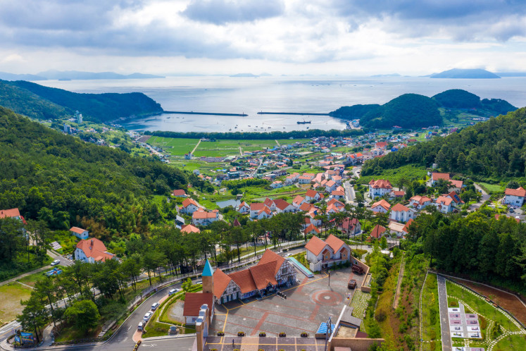 https://mdw-travel-data-us-east-1.s3.amazonaws.com/img/country/South-Korea/Namhae-German-Village/img_01.jpg