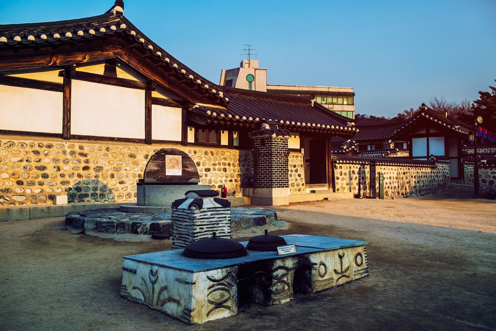 https://mdw-travel-data-us-east-1.s3.amazonaws.com/img/country/South-Korea/Namsangol-Hanok-Village/img_01.jpg