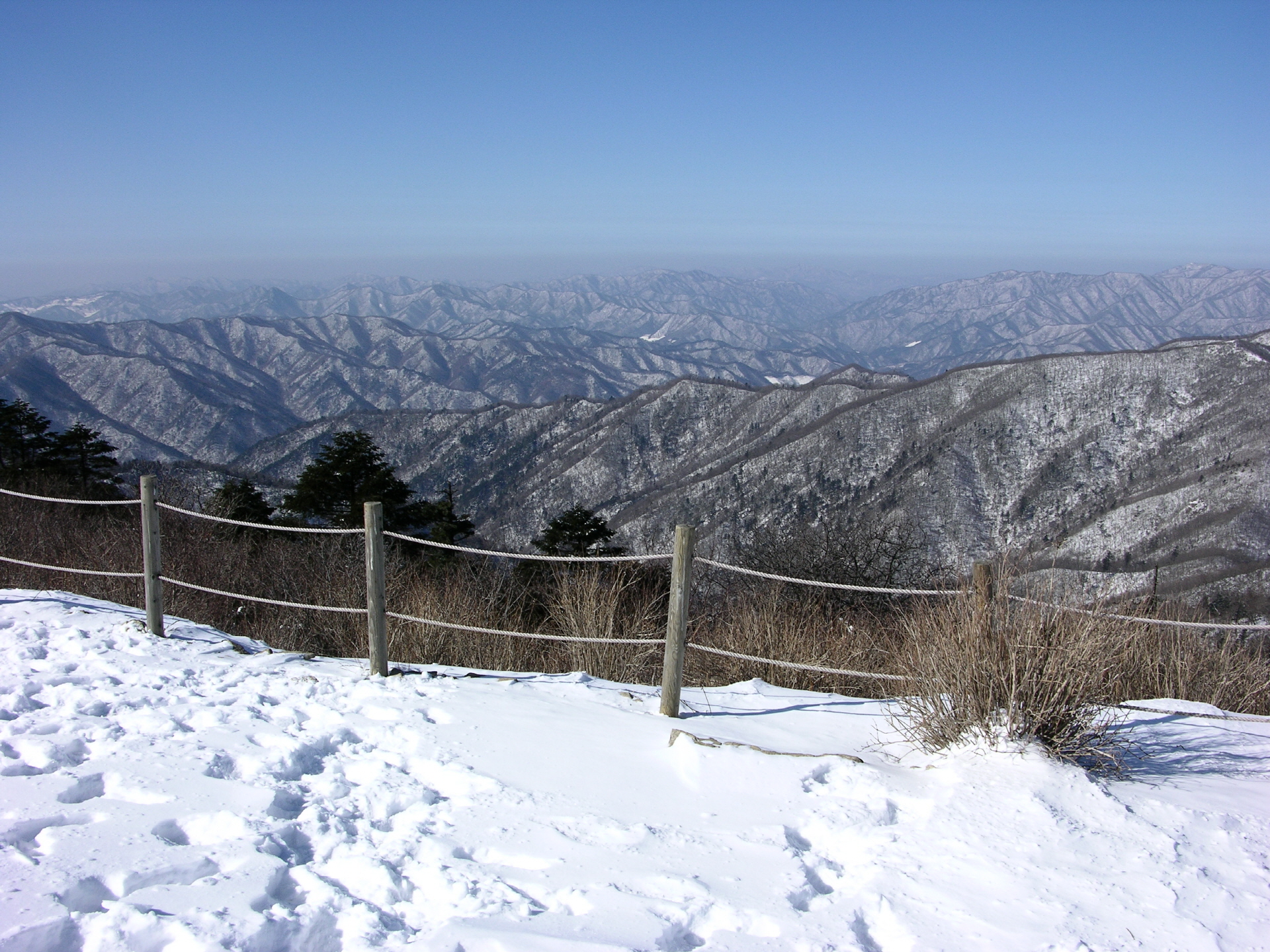https://mdw-travel-data-us-east-1.s3.amazonaws.com/img/country/South-Korea/Odaesan-National-Park/img_01.jpg