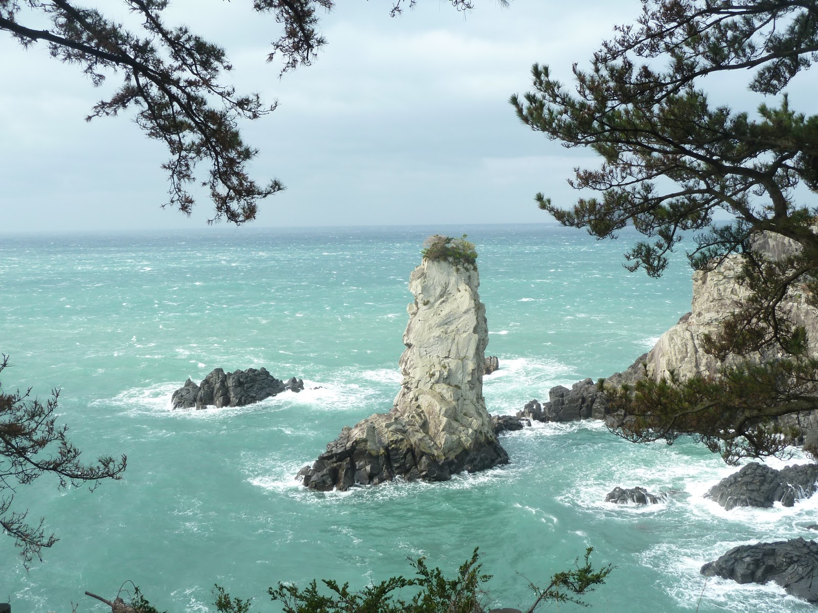 https://mdw-travel-data-us-east-1.s3.amazonaws.com/img/country/South-Korea/Oedolgae-Rock/img_02.jpg