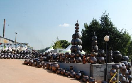 https://mdw-travel-data-us-east-1.s3.amazonaws.com/img/country/South-Korea/Oegosan-Onggi-Village/img_01.jpg
