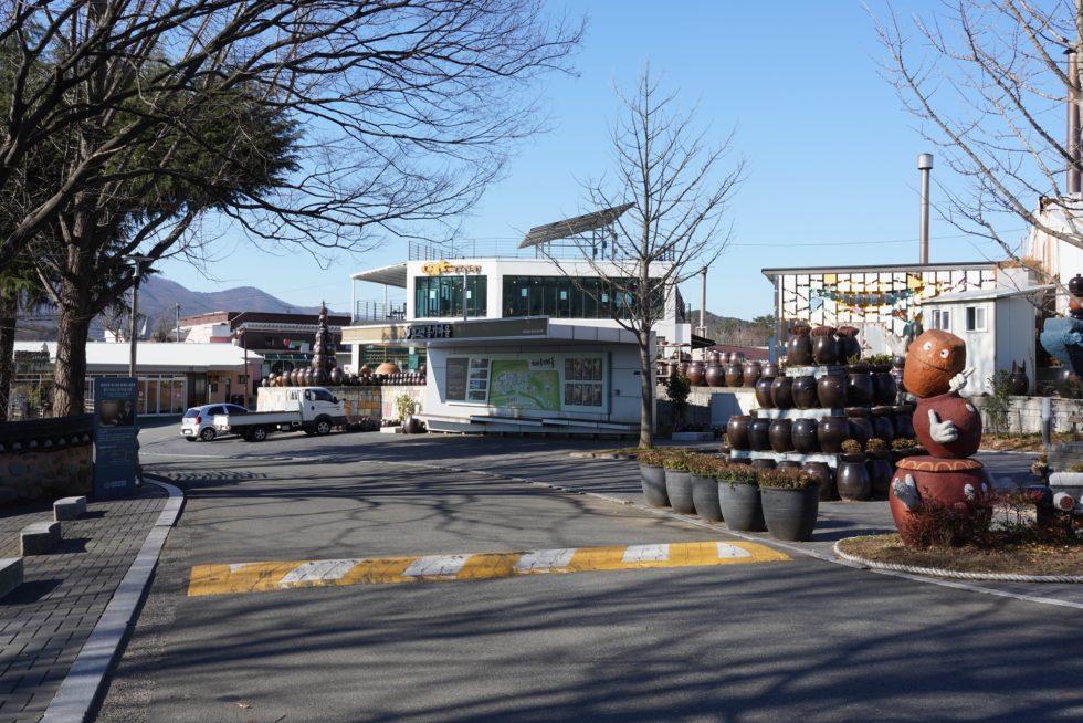 https://mdw-travel-data-us-east-1.s3.amazonaws.com/img/country/South-Korea/Oegosan-Onggi-Village/img_02.jpg