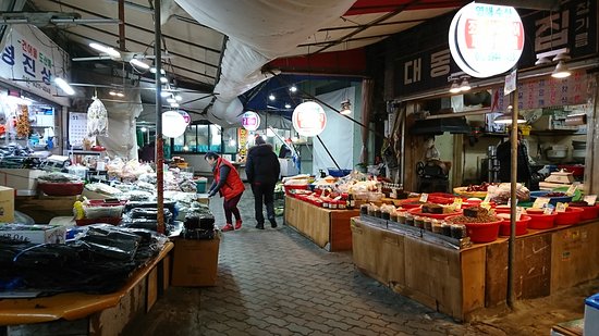 https://mdw-travel-data-us-east-1.s3.amazonaws.com/img/country/South-Korea/Pyeonghwa-Market/img_01.jpg