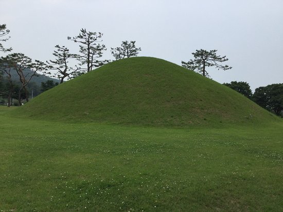 https://mdw-travel-data-us-east-1.s3.amazonaws.com/img/country/South-Korea/Royal-Tomb-of-King-Taejong-Muyeol/img_03.jpg