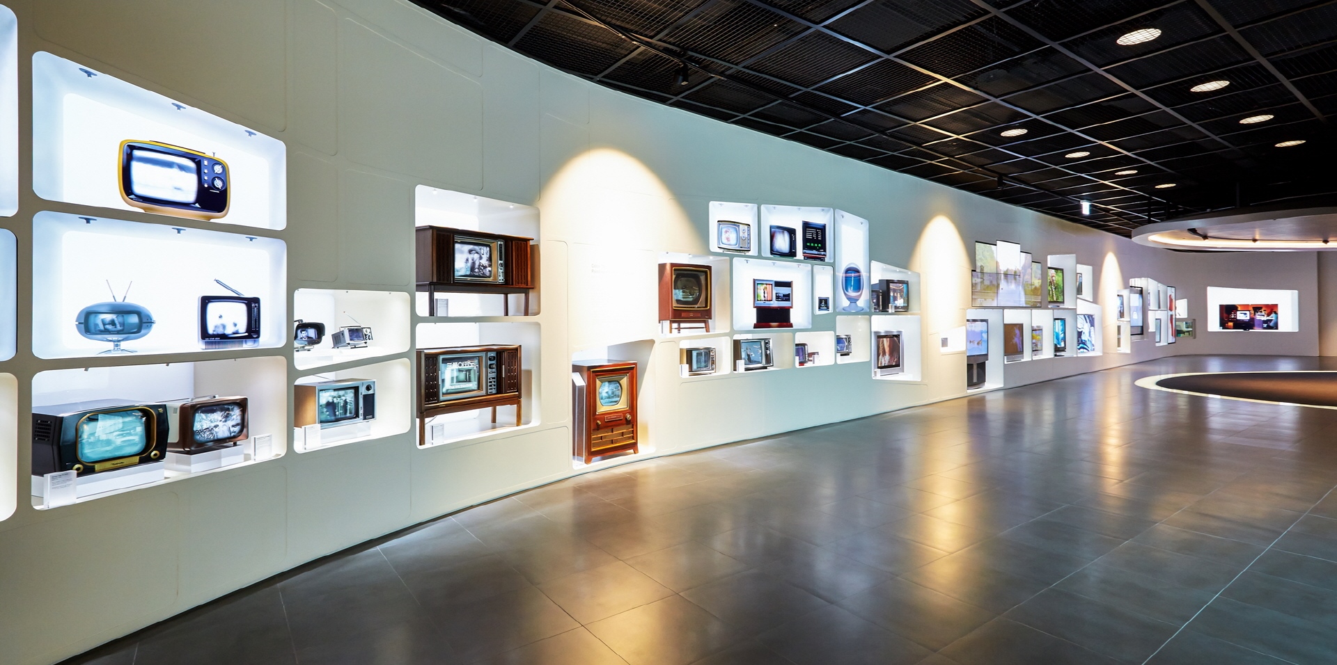 https://mdw-travel-data-us-east-1.s3.amazonaws.com/img/country/South-Korea/Samsung-Innovation-Museum/img_00.jpg