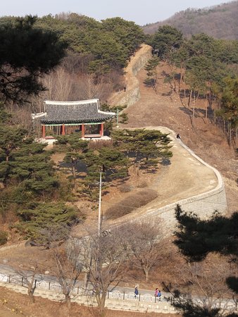 https://mdw-travel-data-us-east-1.s3.amazonaws.com/img/country/South-Korea/Sangdangsanseong-Wall/img_02.jpg